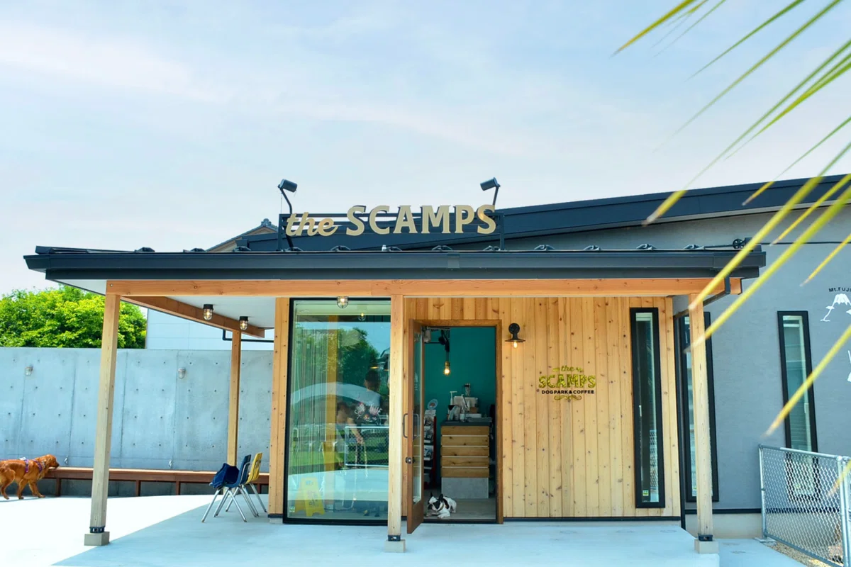 the SCAMPSドッグパーク&カフェの建物外観とウッド調のエントランス